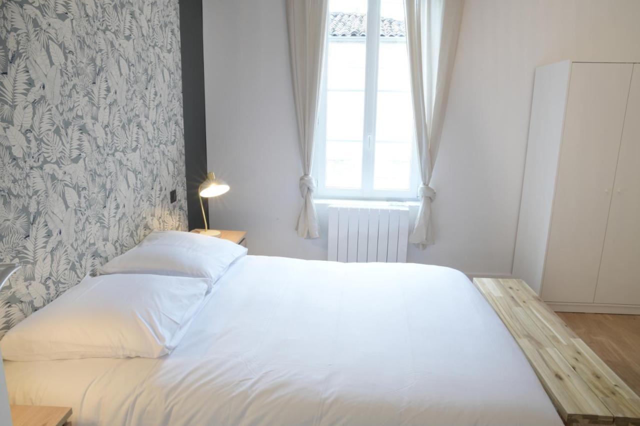 T3 De Charme Situe En Hyper Centre Avec Wifi, Linge, Draps, Savons Et Serviettes Fournis コニャック 部屋 写真
